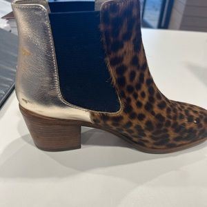 Women animal prints ankle boots. In good condition.